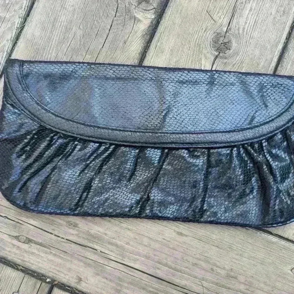 Vintage black faux snake skin clutch with purple  interior - Picture 2 of 8